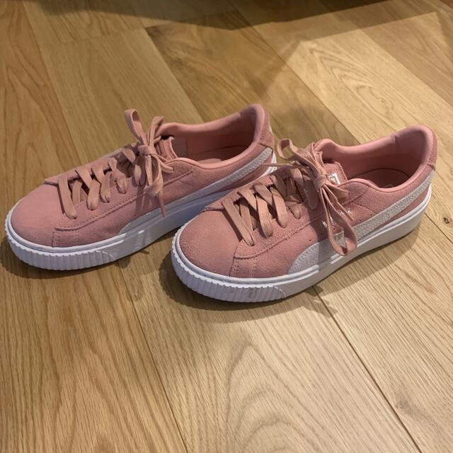 PUMA ピンクスニーカー