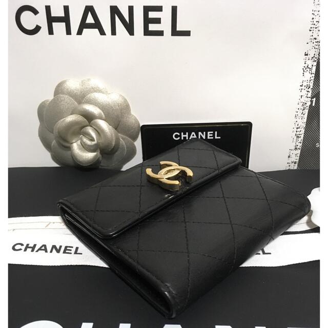 極 美品 シール有 28番台 CHANEL シャネル マトラッセ チェーンココ スモールフラップ ウォレット ラムスキン レザー 三つ折り財布 12282