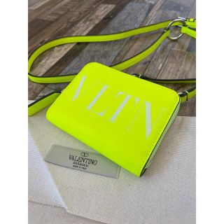 ヴァレンティノ(VALENTINO)の「バグスモンスターさま」VALENTINO(バレンチノ)ネオンイエロー ロゴ (ショルダーバッグ)