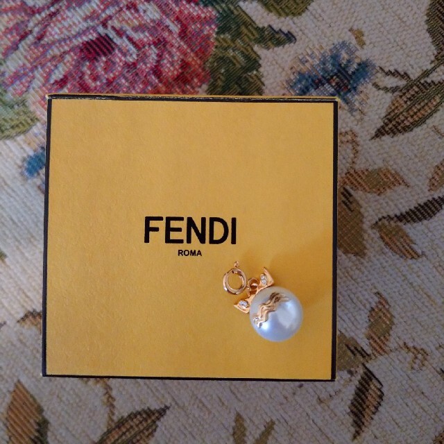 FENDI パ－ルネックレス トップ