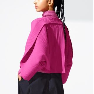 プリーツプリーズイッセイミヤケ(PLEATS PLEASE ISSEY MIYAKE)の【新品】me ISSEY MIYAKEトップス ARCH PLEATSブラック(カットソー(長袖/七分))