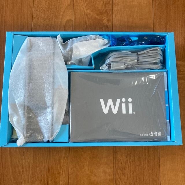 Wii(ウィー)の［美品］Nintendo Wii 本体 RVL-S-KJ エンタメ/ホビーのゲームソフト/ゲーム機本体(家庭用ゲーム機本体)の商品写真