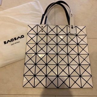 イッセイミヤケ(ISSEY MIYAKE)の限定お値下げ★BAOBAO トートバッグ　白　イッセイミヤケ(トートバッグ)