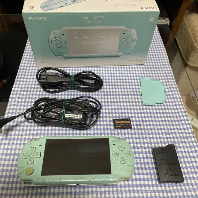 SONY(ソニー)のPSP-2000 バッテリー不良 メモリースティック1GB付＋おまけソフト1本 エンタメ/ホビーのゲームソフト/ゲーム機本体(携帯用ゲーム機本体)の商品写真