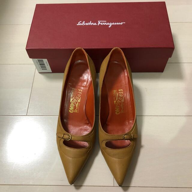 Salvatore Ferragamo(サルヴァトーレフェラガモ)のフェラガモ　パンプス　ベージュ　キャメル　ガンチーニ　サイズ7 レディースの靴/シューズ(ハイヒール/パンプス)の商品写真