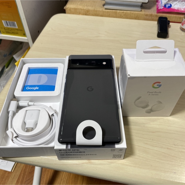 Google(グーグル)のGoogle pixel 6 pro  と　Google pixel イヤホン スマホ/家電/カメラのスマートフォン/携帯電話(スマートフォン本体)の商品写真