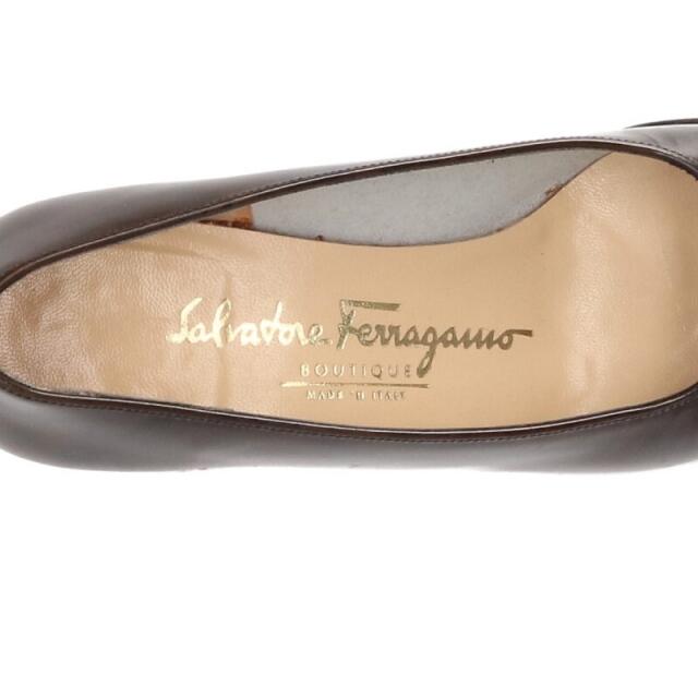 Salvatore Ferragamo(サルヴァトーレフェラガモ)のサルヴァトーレフェラガモ ヴァラリボンパテントパンプス レディース 5 レディースの靴/シューズ(ハイヒール/パンプス)の商品写真