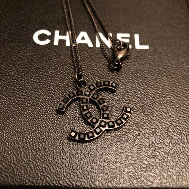 CHANEL(シャネル)のCHANEL ブラックストーンネックレス ジミン着用 レディースのアクセサリー(ネックレス)の商品写真