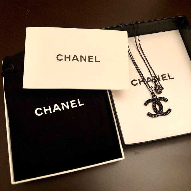 CHANEL(シャネル)のCHANEL ブラックストーンネックレス ジミン着用 レディースのアクセサリー(ネックレス)の商品写真