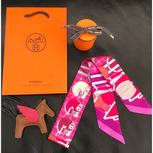 Hermes(エルメス)のオマケ付き★HERMES エルメス　ツイリー　シルクスカーフ  ピンク レディースのファッション小物(バンダナ/スカーフ)の商品写真