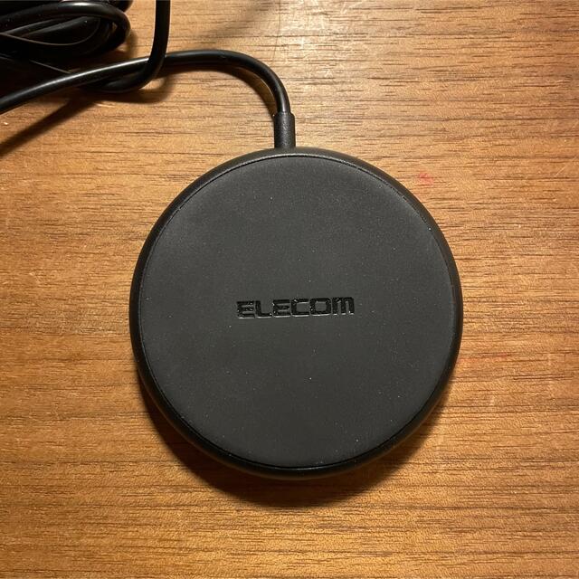 ELECOM(エレコム)のエレコム　ケーブル一体型　Qi規格対応ワイヤレス充電器(5W・卓上・2ｍ) スマホ/家電/カメラのスマートフォン/携帯電話(バッテリー/充電器)の商品写真