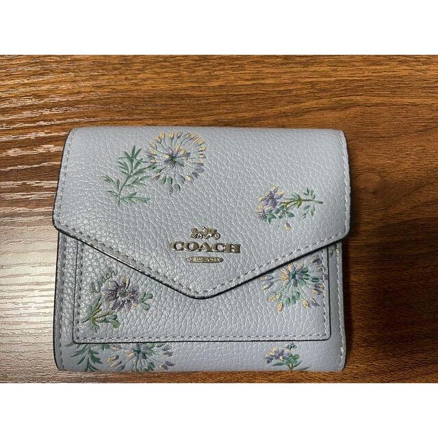 COACH(コーチ)のCOACH 2つ折りレザー財布　花柄　ブルー レディースのファッション小物(財布)の商品写真