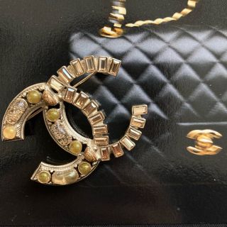 シャネル(CHANEL)の売り切れ！CHANEL ブローチ　2018AW ゴールド　シャネル(ブローチ/コサージュ)