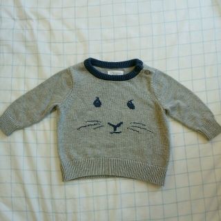 ベビーギャップ(babyGAP)の美品♪babygap×ピーターラビット60セーター ニット　グレー男女(ニット/セーター)