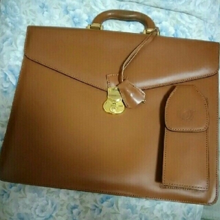 ブリーフケース　書類カバン　鞄　本革かどうか不明です。イタリア製の刻印有り(ビジネスバッグ)