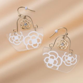 クレイサス(CLATHAS)の新品　クレイサス   clathas ピアス 花柄　カメリア　ホワイト　可愛い(ピアス)