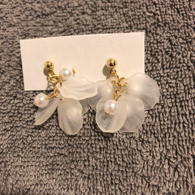 お花パールドロップピアス  レディースのアクセサリー(ピアス)の商品写真