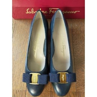 サルヴァトーレフェラガモ(Salvatore Ferragamo)のフェラガモ　パンプス　ヴァラリボン　紺　23(ハイヒール/パンプス)