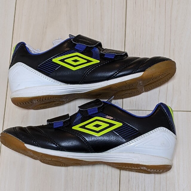 UMBRO(アンブロ)のジュニア　フットサルシューズ　18cm スポーツ/アウトドアのサッカー/フットサル(シューズ)の商品写真