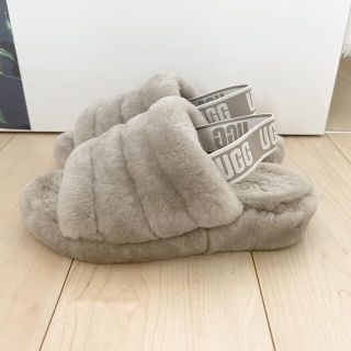 アグ(UGG)のUGG  FLUFF SLIDE ファーサンダル　グレー　6(サンダル)