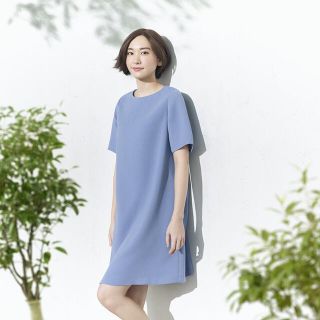 ユニクロ(UNIQLO)のユニクロ　クレープフレアワンピース　水色(ひざ丈ワンピース)