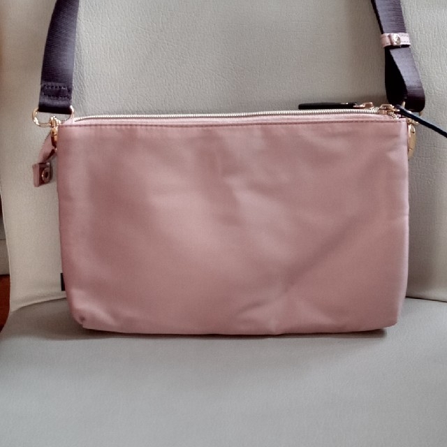 ピンクのバック　ショルダー　斜めがけ レディースのバッグ(ショルダーバッグ)の商品写真
