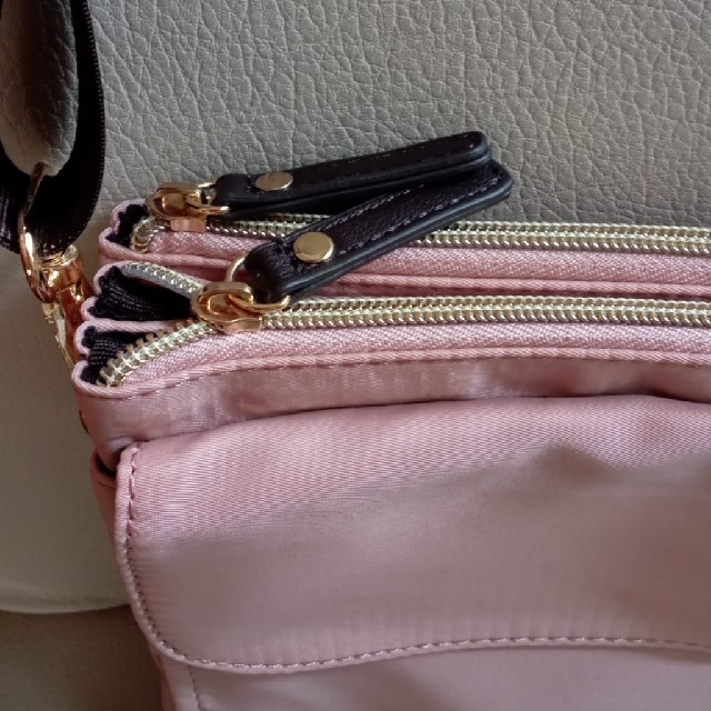 ピンクのバック　ショルダー　斜めがけ レディースのバッグ(ショルダーバッグ)の商品写真