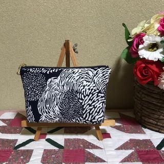 マリメッコ(marimekko)の【セール】マリメッコ  生地　ハンドメイド　ミンステリ　マチ付きポーチ(ポーチ)