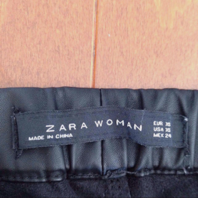 ZARA(ザラ)のZARAフェイクレザーパンツ レギパン レディースのパンツ(カジュアルパンツ)の商品写真