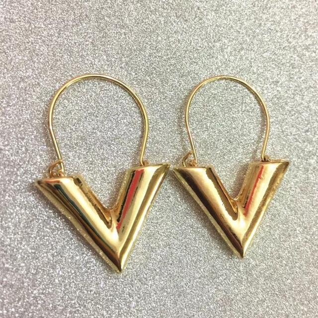 V  モチーフ フープピアス gold レディースのアクセサリー(ピアス)の商品写真