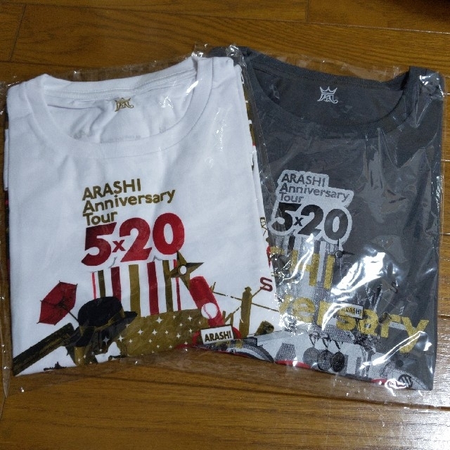 嵐 5×20 Tシャツ（グレー・白） エンタメ/ホビーのタレントグッズ(アイドルグッズ)の商品写真