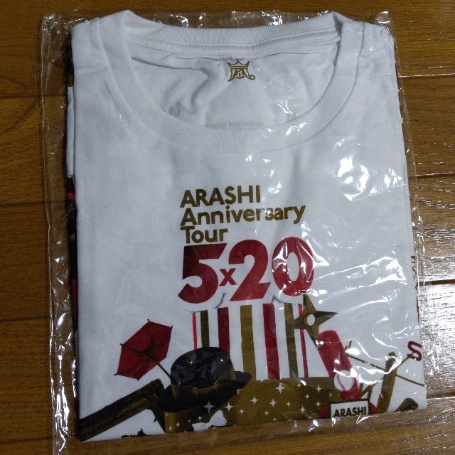 嵐 5×20 Tシャツ（グレー・白） エンタメ/ホビーのタレントグッズ(アイドルグッズ)の商品写真
