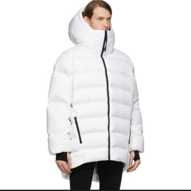 MONCLER(モンクレール)の30万新品本物◆モンクレールジーニアス◆2◆MONCLER 白ダウンコート メンズのジャケット/アウター(ダウンジャケット)の商品写真