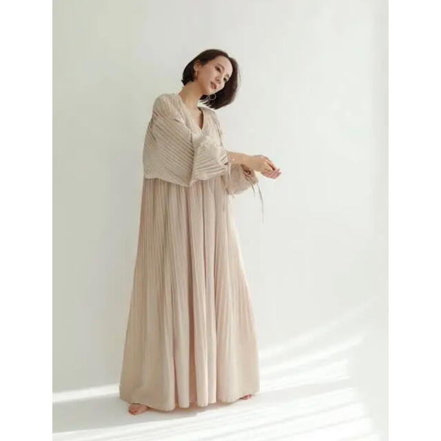 Ameri VINTAGE(アメリヴィンテージ)のlouren all pleats volume dress レディースのワンピース(ロングワンピース/マキシワンピース)の商品写真