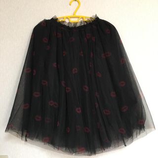 ハニーシナモン(Honey Cinnamon)のLIP print skirt 黒(ひざ丈スカート)