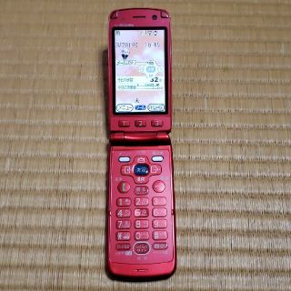 フジツウ(富士通)の中古品　docomo　らくらくホン7　F-09B(レッド)(携帯電話本体)