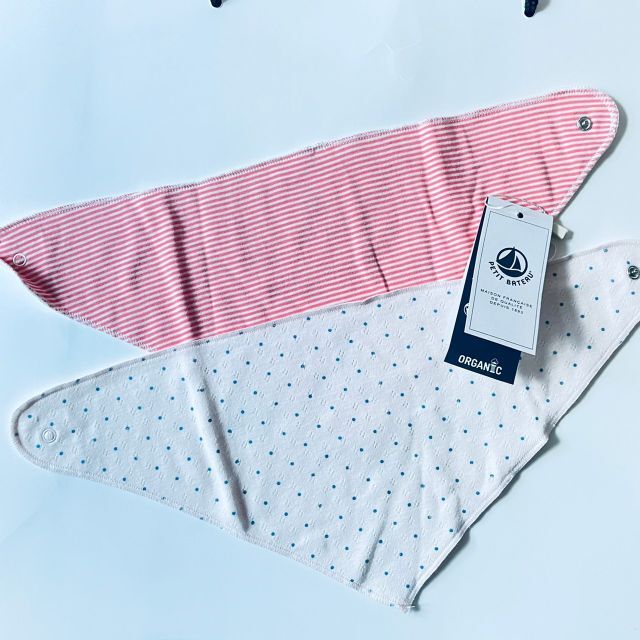 PETIT BATEAU(プチバトー)の新品未使用　プチバトー　三角スタイ　３枚セット　ピンク キッズ/ベビー/マタニティのこども用ファッション小物(ベビースタイ/よだれかけ)の商品写真