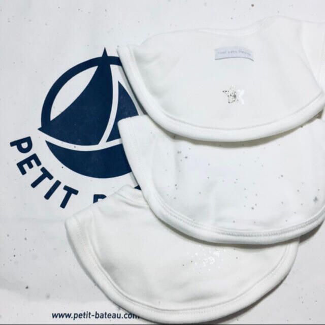 PETIT BATEAU(プチバトー)の新品未使用 プチバトー スタイ３点セット ホワイト 白 キッズ/ベビー/マタニティのこども用ファッション小物(ベビースタイ/よだれかけ)の商品写真