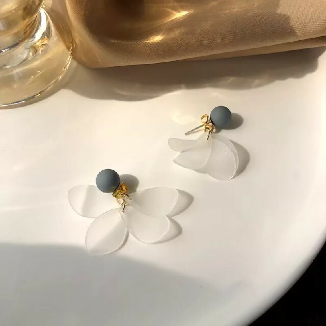 *新品未使用* 花びら ピアス レディースのアクセサリー(ピアス)の商品写真