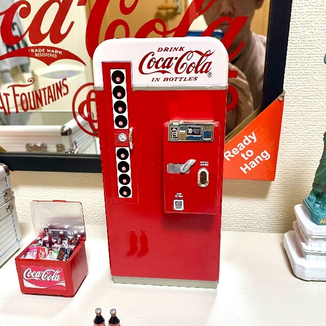 コカコーラ　自販機型貯金箱 エンタメ/ホビーのおもちゃ/ぬいぐるみ(キャラクターグッズ)の商品写真