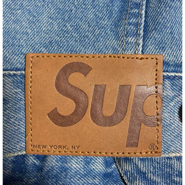 Supreme(シュプリーム)のInset Logo Denim Trucker Jacket デニムジャケット メンズのジャケット/アウター(Gジャン/デニムジャケット)の商品写真