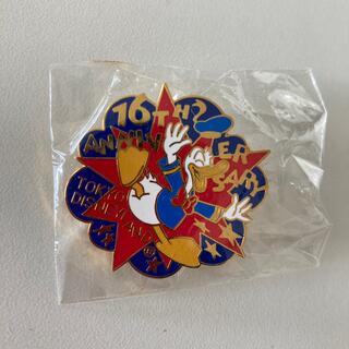 東京ディズニーランド16周年アニバーサリーピンバッチドナルド非売品(バッジ/ピンバッジ)