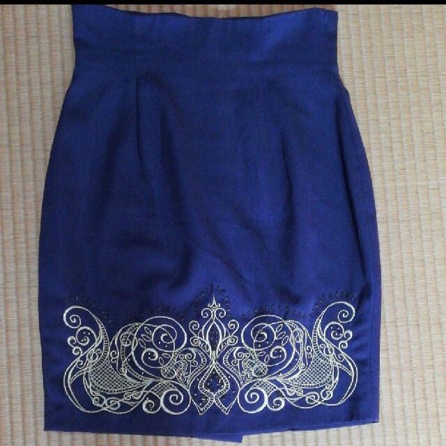 ブルーとパープルの中間色で刺繍付きのスカートM レディースのスカート(ひざ丈スカート)の商品写真