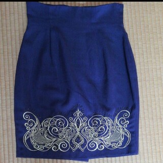 ブルーとパープルの中間色で刺繍付きのスカートM(ひざ丈スカート)