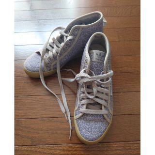 アディダス(adidas)のadidas　スニーカー　インヒール　花柄　24cm　グレー(スニーカー)