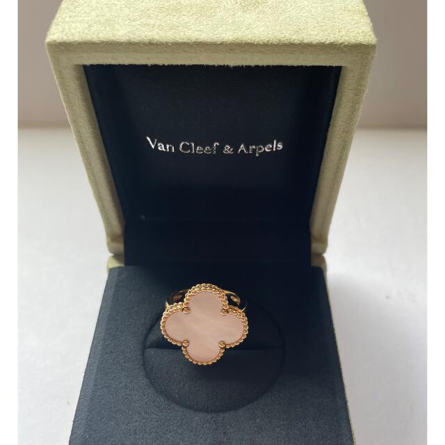 Van Cleef & Arpels(ヴァンクリーフアンドアーペル)の日曜夜まで限定お値下げ VC&A マジックアルハンブラ白蝶貝YGリング 53号 レディースのアクセサリー(リング(指輪))の商品写真