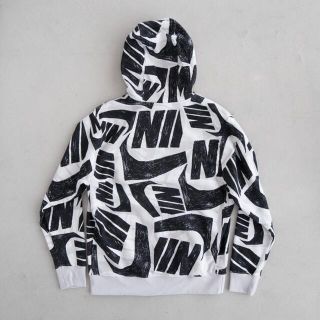 ナイキ(NIKE)の★最安値・新品★ NIKE ナイキ パーカー 総柄 プリンテッド スウッシュ S(パーカー)