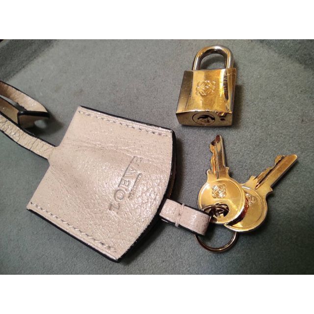 LOEWE (ロエベ ) ゴールドカラー チャーム 南京錠 - チャーム