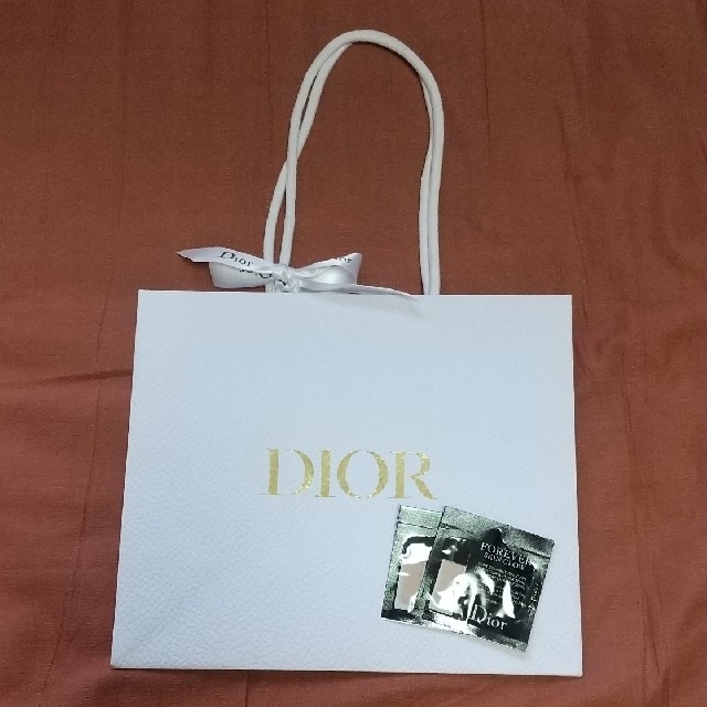 Christian Dior(クリスチャンディオール)のDior 紙袋(未使用、リボン付き)、リキッドファンデーション2種 コスメ/美容のベースメイク/化粧品(その他)の商品写真