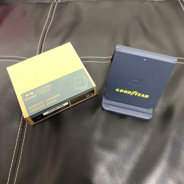 Goodyear(グッドイヤー)の【送料無料】新品 BRUNO ワイヤレスチャージャー 折りたたみスタンド スマホ/家電/カメラのスマートフォン/携帯電話(バッテリー/充電器)の商品写真